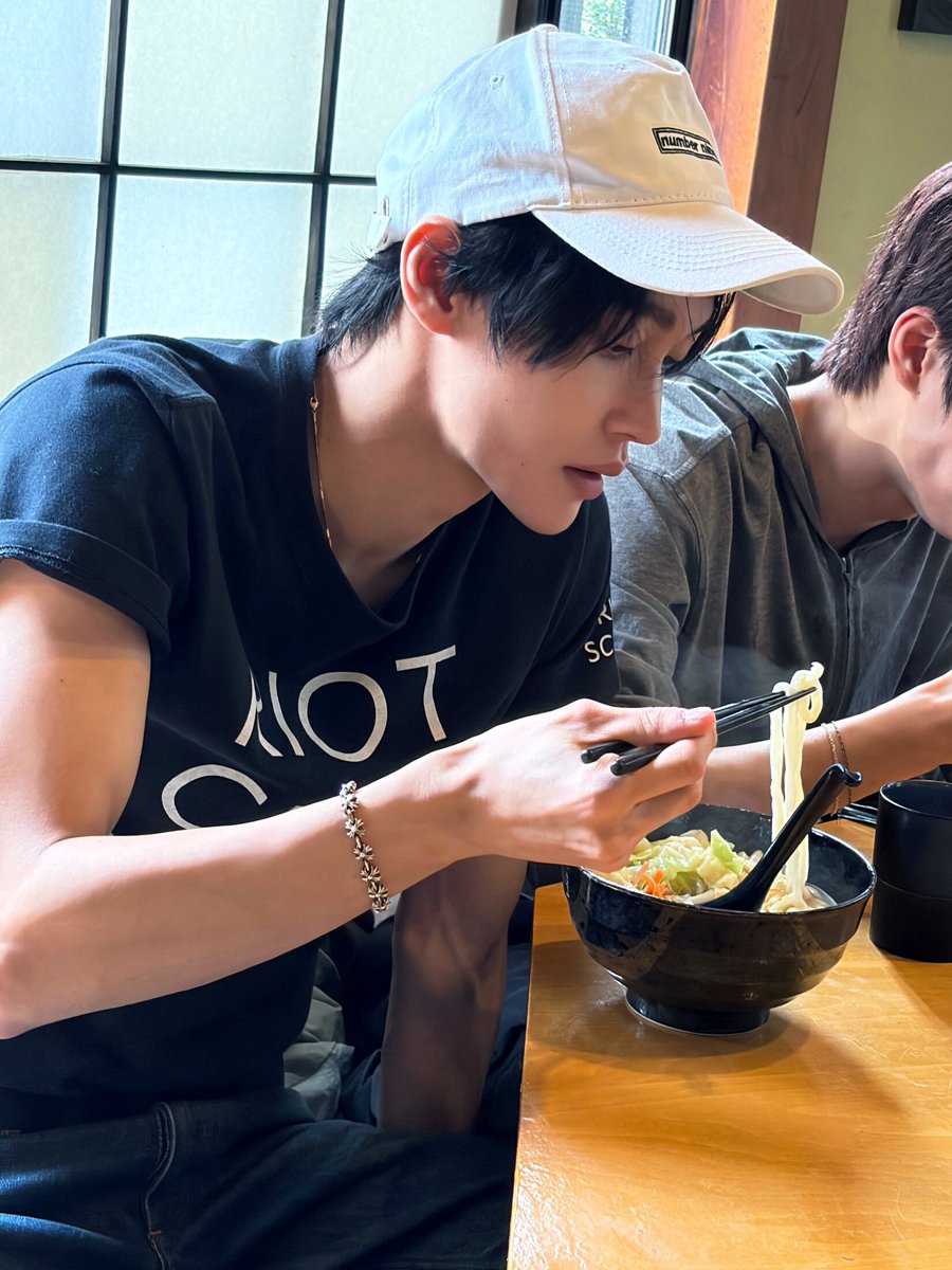 beenforseok's tweet photo. วอนบินเป็นคนที่ sex appeal สูงมาก ขนาดใส่เสื้อแขนสั้นที่พับแขนยังดูดิบอะ ลองทักมาหน่อยอยากรู้ว่าตัวเองยังเป็นชอบผู้ชายอยู่ไหม https://t.co/HEgZzZMYz2