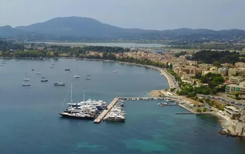 a_avlonitis's tweet photo. 📌Όταν τον Νοέμβρη του 2025 παραχωρήθηκε η παραλιακή ζώνη στο Δήμο Κ. Κέρκυρας και Διαποντίων Νήσων, είχα επισημάνει ότι θα πρέπει να μας υποψιάσει η ρητή εξαίρεση των γεωτεμαχίων που περιλαμβάνουν τις εγκαταστάσεις του ΝΑΟΚ, συνολικής έκτασης 7.327,56τ.μ. (συμπεριλαμβανομένου και του προβλήτα/λιμενοβραχίονα). Τώρα το Υπουργείο Ναυτιλίας αποφάσισε, με την Υπουργική Απόφαση 3000.0/44137/2025, αυθαίρετα και χωρίς να προηγηθεί διαβούλευση, την αξιοποίηση θαλασσίων περιοχών από ιδιώτες, με την εκμετάλλευση αγκυροβολίων και ναυδέτων.

✔️Η αναταραχή που προκλήθηκε στους φορείς του θαλάσσιου τουρισμού ήταν αναμενόμενη. Για την Κέρκυρα, όμως, υπάρχει ένας ακόμη λόγος έντονης ανησυχίας καθώς η απόφαση αυτή δημιουργεί εύλογες υποψίες για μεθοδεύσεις που αφορούν τον όρμο της Γαρίτσας, σε συνδυασμό με την εκκρεμότητα της παραχώρησης των εγκαταστάσεων του ΝΑΟΚ.

‼️Διαμηνύουμε ότι η Γαρίτσα δεν προσφέρεται για ξεπούλημα και μετατροπή σε απέραντο αγκυροβόλιο. Είναι χώρος στενά συνδεδεμένος με τους Κερκυραίους, με τον ναυταθλητισμό, με τον καθημερινό περίπατο, τους δημόσιους χώρους του παρακείμενου Άλσους και τις μικρές οικογενειακές επιχειρήσεις. Δεν αποτελεί «φιλέτο» προς παραχώρηση σε επιχειρηματικούς ομίλους ούτε δήθεν αναπτυξιακή ευκαιρία που θα αφήσει πίσω της μόνο όχληση, αισθητική και περιβαλλοντική ρύπανση και υποβάθμιση.

▶️Η Δημοτική Αρχή, που θα κληθεί να διαχειριστεί τις συνέπειες μιας τέτοιας εξέλιξης (θαλάσσια ρύπανση, όγκο συλλογής απορριμμάτων και σημαντική όχληση στην καρδιά της Πόλης), οφείλει να κινηθεί άμεσα, απαιτώντας τη ρητή εξαίρεση της Γαρίτσας από το καθεστώς της Υπουργικής Απόφασης. Παράλληλα, ο ΝΑΟΚ πρέπει να διεκδικήσει δυναμικά τον ζωτικό του χώρο, ώστε να αποφευχθούν συνέπειες που –πολύ φοβάμαι– θα είναι δραματικές.

📍Ας ομονοήσουμε στην εναντίωσή μας για τη διάσωση του όρμου της Γαρίτσας και τη διατήρηση πάση θυσία του ζωτικού αυτού χώρου όπως τον γνωρίζουμε και έχουμε χρόνο να συζητήσουμε εκείνα για τα οποία οι απόψεις μας δεν συγκλίνουν.
Ως εκ τούτου, χρειάζεται άμεση κινητοποίηση όλων, τοπικών αρχών και κοινωνίας, γιατί απέναντί μας έχουμε ένα καθεστώς που δεν σέβεται κανένα δημόσιο αγαθό και τώρα έχει ως στόχο την πλήρη ιδιωτικοποίηση των θαλασσίων περιοχών, αδιαφορώντας για τις τοπικές κοινωνίες και τις συνέπειες.

#γαριτσα #κερκυρα #αυλωνιτης