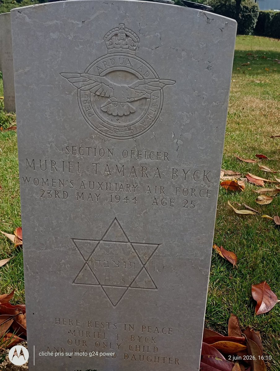 ThiChaplain's tweet photo. La seule tombe féminine du War Cemetery de #Pornic en Loire-Atlantique. Celle de Muriel Tamara Byck, elle était membre es WomenAuxiliaryAirForce #WAAF mais détachée au S.O.E, elle a été opératrice radio et formatrice pour des maquis. Elle est morte d'une #méningite. #SOE https://t.co/Pumh4KSL52