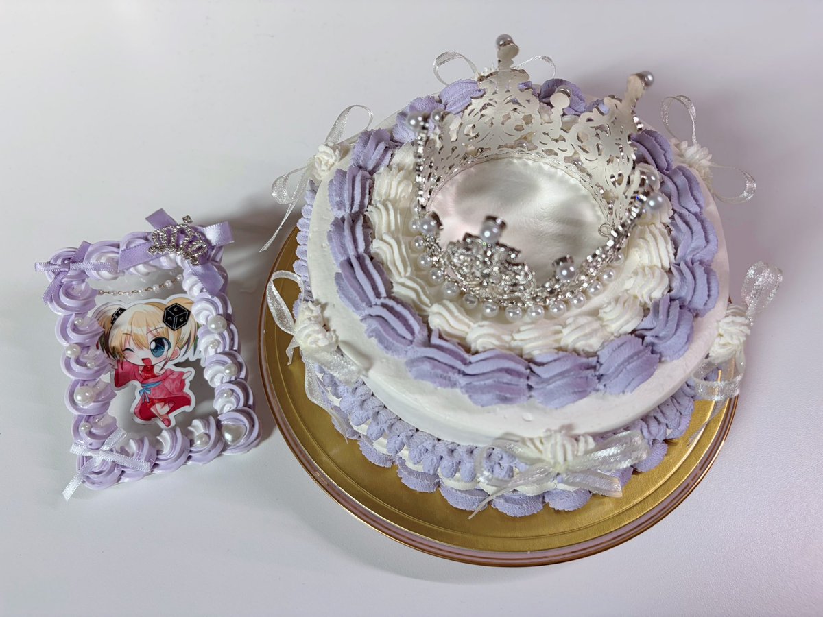 go___1335's tweet photo. #逃げ上手の若君 
 #逃げ若

第6巻発売から4年おめでとうございます🍰
当時は本誌終えていなかったため6巻でどタイプの女の子を見つけて、嬉しくなってました>⩊<
今回のケーキは大好きなドレス姿に合いそうなデザイン.やっと確定したイメカラの紫にしてもらいました💟 https://t.co/CrDRzFqjJv