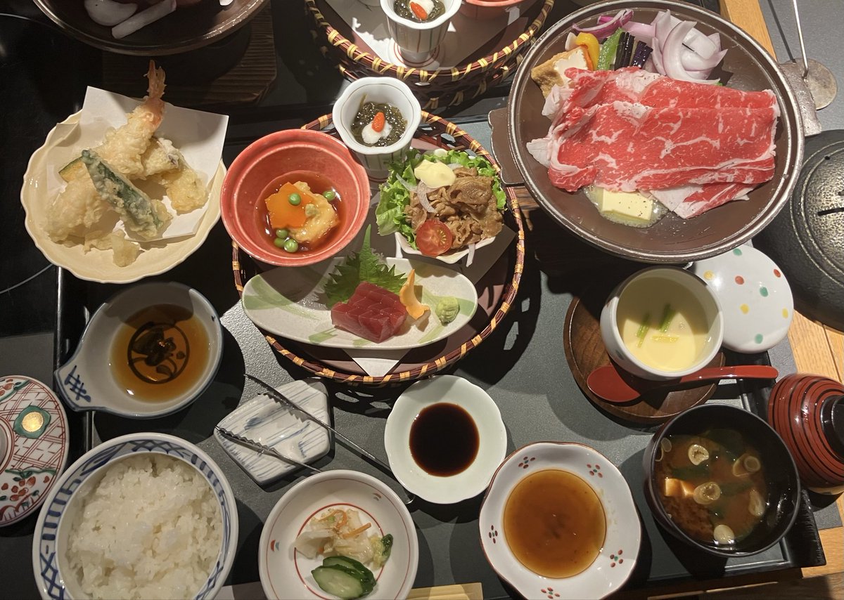 63masaru's tweet photo. 今日の晩ごはんは木曽路でした。
しゃぶしゃぶやすき焼き以外でも美味しい料理あるんだね！

#木曽路
#dinner
#gourmet
#晩ごはん https://t.co/LcpZLkO4Ka