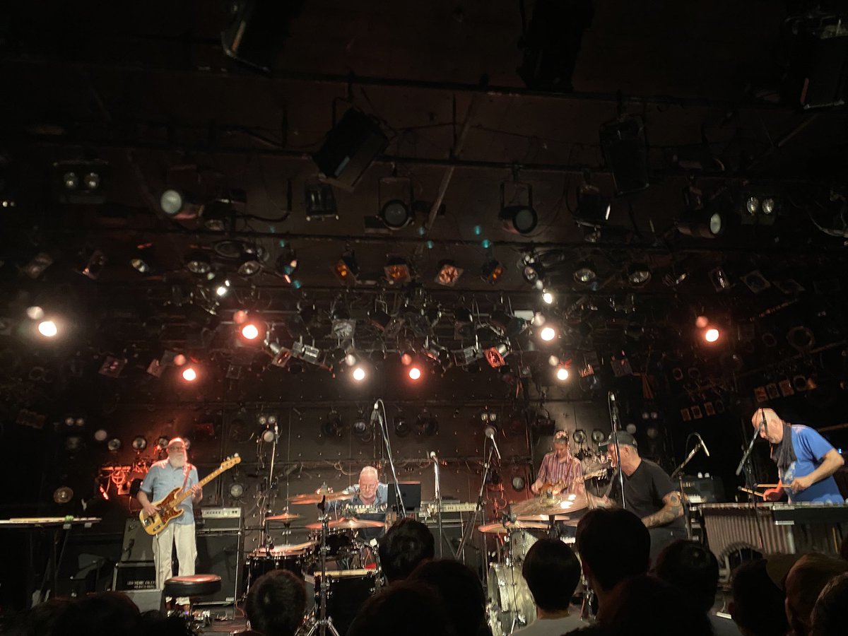 berlin_osaka's tweet photo. tortoise @梅田クラブクアトロ
久々のトータス、素晴らしかった。ジョンマッケンタイアの客煽りも初めて見たし、演奏がとてつもなく良かった。ここではない何処かへ持って行く力をこのバンドは持っているし、生きている実存を鼓舞するような存在だと曲を聴いていて思った。変拍子とメロディの応酬。 https://t.co/4FZ3bDpNq5