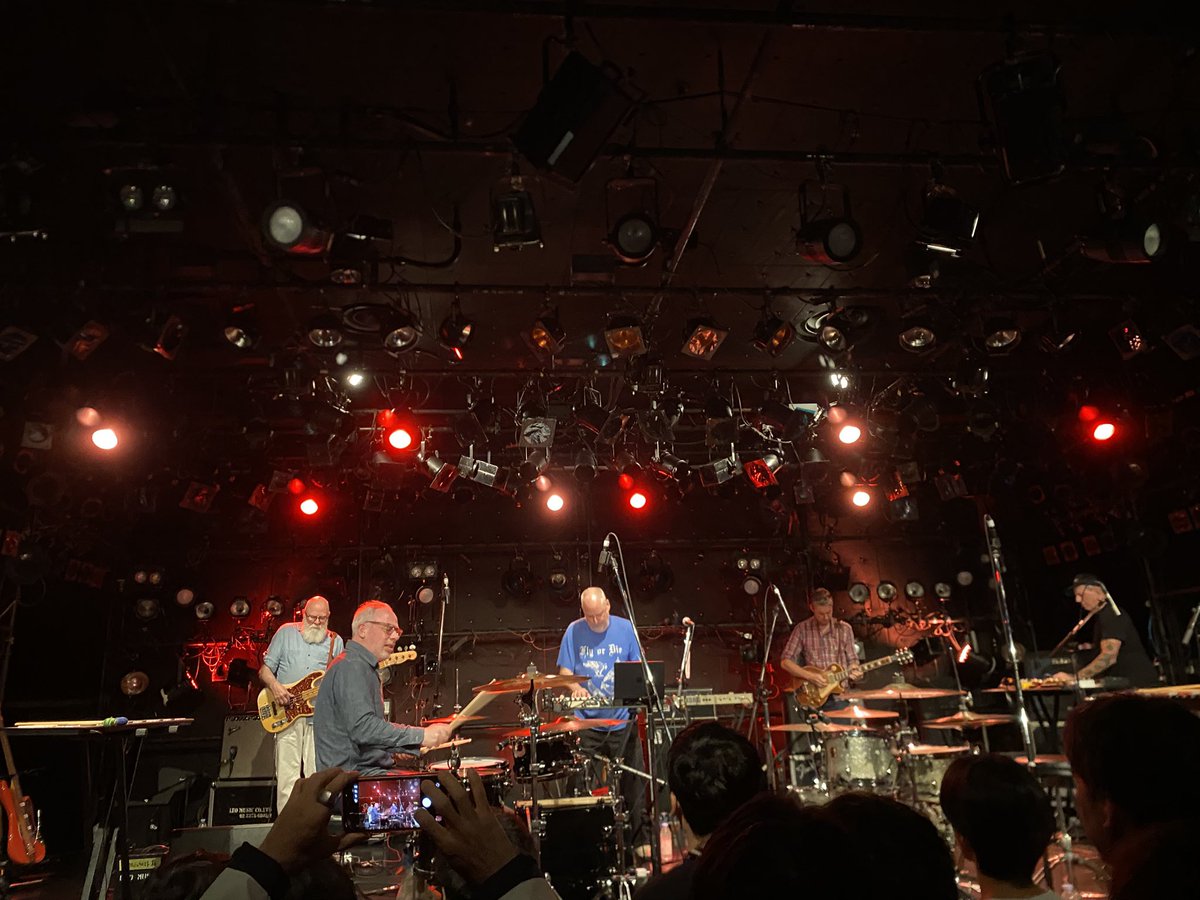 berlin_osaka's tweet photo. tortoise @梅田クラブクアトロ
久々のトータス、素晴らしかった。ジョンマッケンタイアの客煽りも初めて見たし、演奏がとてつもなく良かった。ここではない何処かへ持って行く力をこのバンドは持っているし、生きている実存を鼓舞するような存在だと曲を聴いていて思った。変拍子とメロディの応酬。 https://t.co/4FZ3bDpNq5