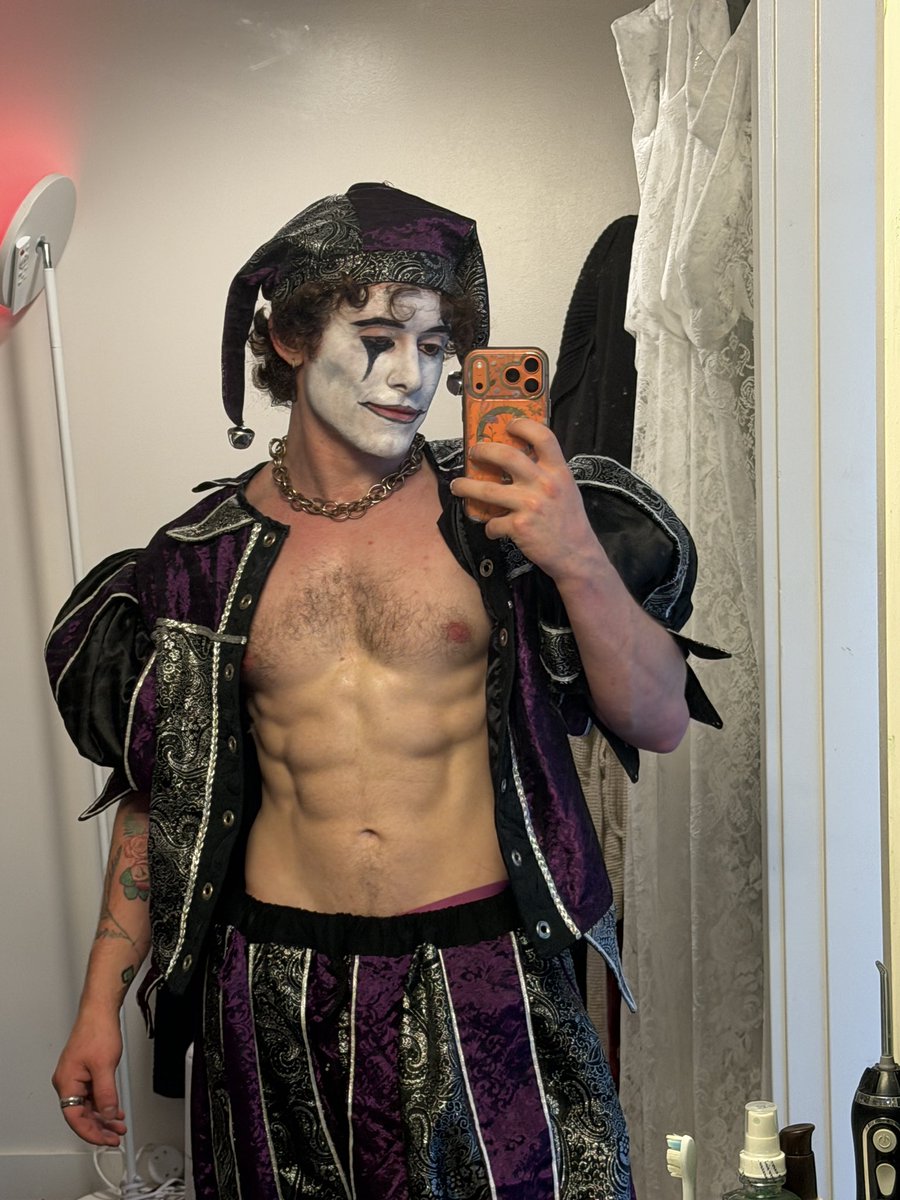 Anubace's tweet photo. End of day makeup https://t.co/2yfDfBF3re
