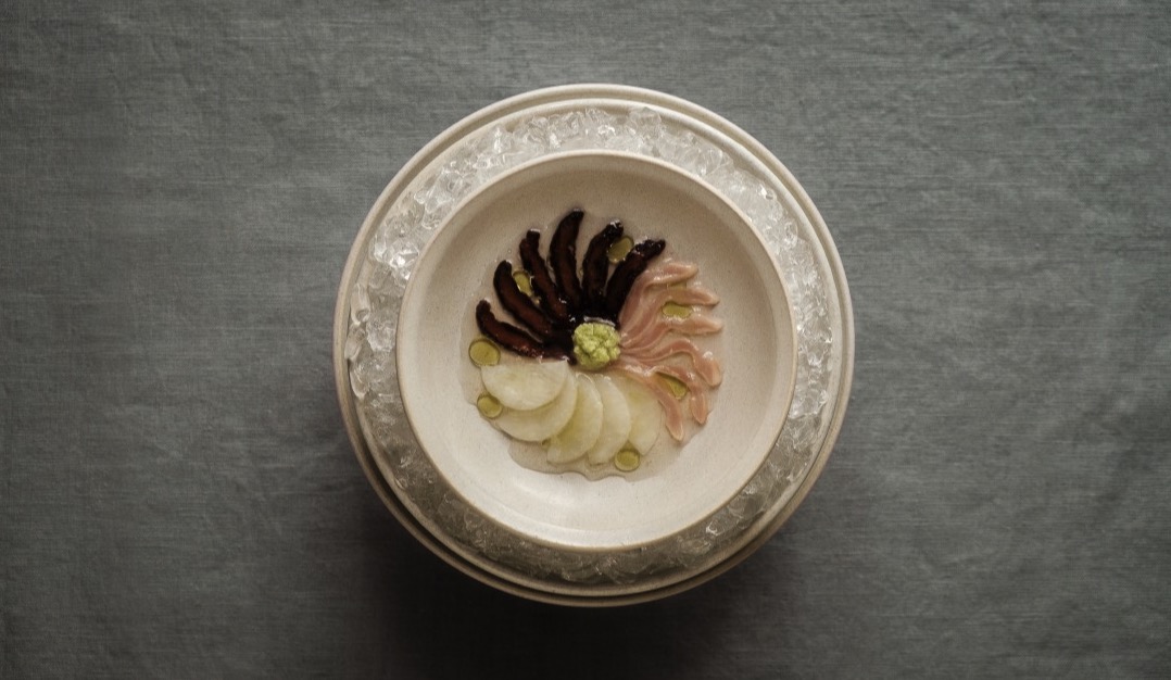 TOPCHEFSIE's tweet photo. 🌟 THE STORY: Kadeau Copenhagen Reaches the Three-Star Elite in Nordic Guide 2026
🔗 SOURCE: Michelin Guide News / Falstaff
🪝 In a world obsessed with fleeting TikTok food trends, Nicolai Nørregaard just proved that 15 years of quiet, uncompromising consistency still wins the ultimate prize.
💡 THE GIST: The MICHELIN Guide Nordic Countries 2026 was just released, elevating Copenhagen’s Kadeau to the coveted Three-Star status. For hospitality recruiters and business leaders, this is a masterclass in long-term retention and artistic patience; Nørregaard has championed the terroir of a tiny island (Bornholm) since 2011, scaling the culinary peak without relying on loud, transient industry gimmicks.

Read More: https://t.co/uPxmhWFM6x