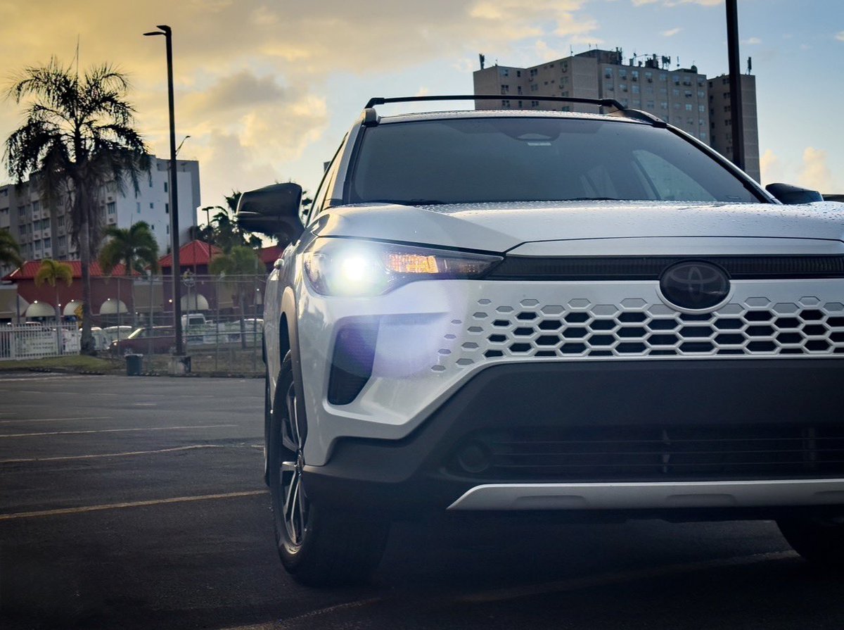 OverdriveNewsPR's tweet photo. Cuatro híbridos Toyota, un reto de eficiencia

A principios de este año, Toyota de Puerto Rico invitó a varios periodistas del sector automotriz a participar en el Hybrid Challenge, una competencia diseñada para demostrar la eficiencia de su gama de vehículos híbridos.

Cada participante tuvo la oportunidad de conducir cuatro modelos: Corolla Hybrid LE, Prius LE, Camry Hybrid XSE y Corolla Cross Hybrid SE AWD.

La dinámica fue sencilla. No se utilizaron equipos especiales, técnicas de “hypermiling” ni rutas controladas. El objetivo era obtener la mejor eficiencia posible en condiciones reales. Los resultados se registraron utilizando la computadora de viaje de cada vehículo. En mi caso, traté de utilizar rutas similares, con aire acondicionado encendido en todo momento y Eco Mode la mayor parte del tiempo.

Mis resultados finales fueron:

• Corolla Hybrid LE: 55.5 mpg en 196 millas

• Prius LE: 60.3 mpg en 200 millas

• Corolla Cross Hybrid SE AWD: 43.6 mpg en 184 millas

• Camry Hybrid XSE: 46.8 mpg en 273 millas (el mejor resultado de la competencia para este modelo)

Sin mayores sorpresas, el Prius fue el más eficiente, seguido por el Corolla Hybrid. El Camry demostró que un sedán familiar mediano todavía puede acercarse a las 50 mpg, mientras que la Corolla Cross superó cómodamente las 40 mpg pese a ser más pesada y menos aerodinámica.

La experiencia confirmó que los híbridos modernos ofrecen grandes beneficios sin exigir cambios importantes en la rutina diaria. Mientras la infraestructura de carga continúa desarrollándose en Puerto Rico, los híbridos siguen representando una de las alternativas más prácticas y accesibles para reducir el consumo de combustible.
