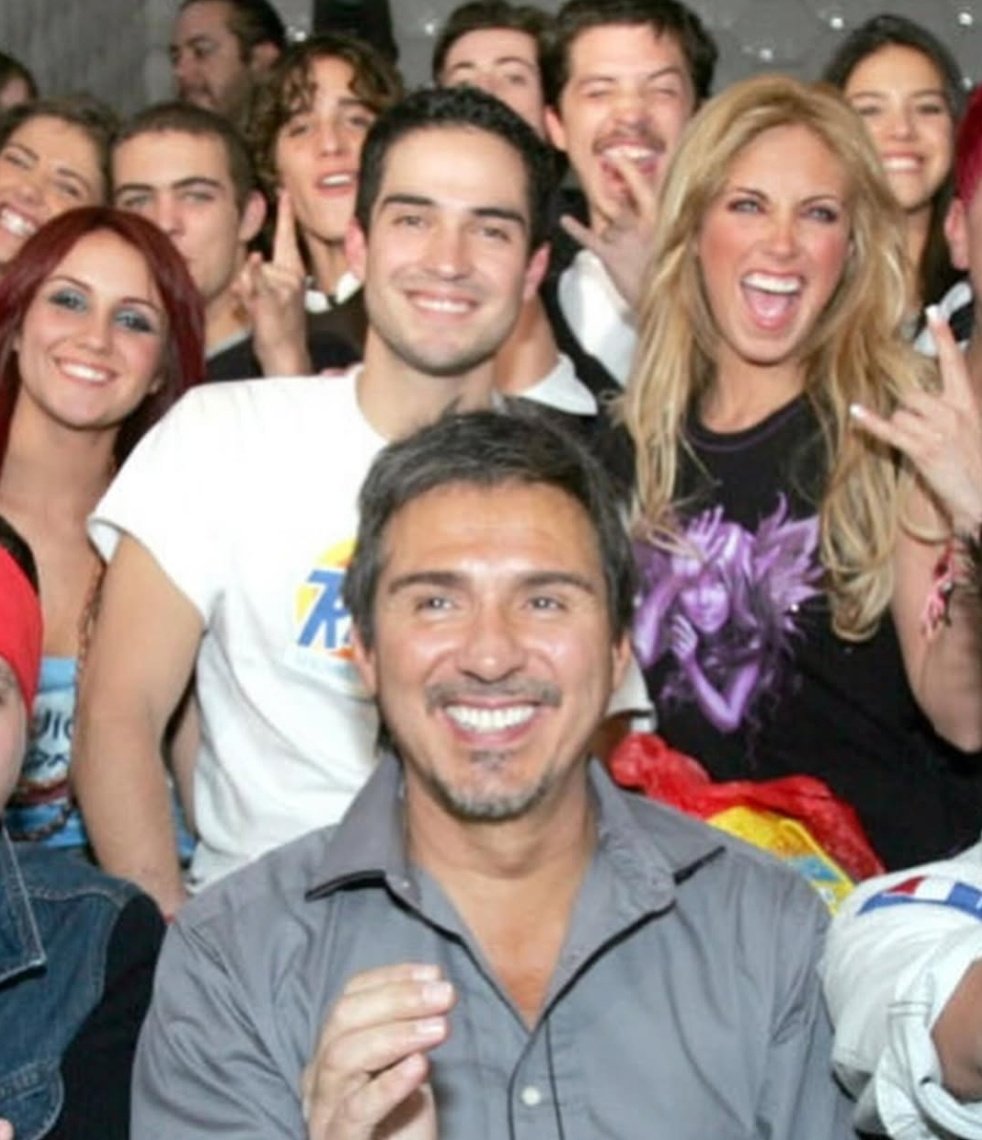DrePortilla's tweet photo. Há 20 anos, o elenco de Rebelde se reunia para assistir ao último capítulo da novela que marcou toda uma geração🥹 https://t.co/vfcZeXNi5C