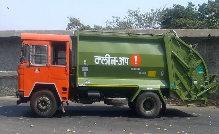 MFuturewala's tweet photo. Most of the garbage collection trucks in Mumbai and Navi Mumbai will take your wet and dry waste together… Citizens/societies segregate and then they come and dump everything together😅😅😅 https://t.co/AKL6uypYnk