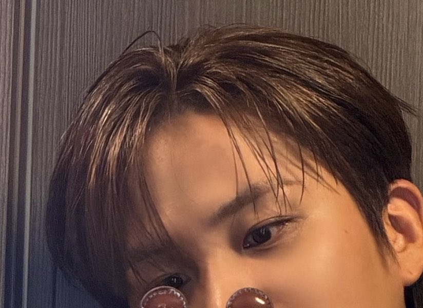 KHJBASE's tweet photo. his pretty jawline his pretty mole his pretty jorehead his pretty hair his pretty eyebrows his pretty eyes his pretty hands his pretty pretty pretty face https://t.co/gIZPXdQ4Oi