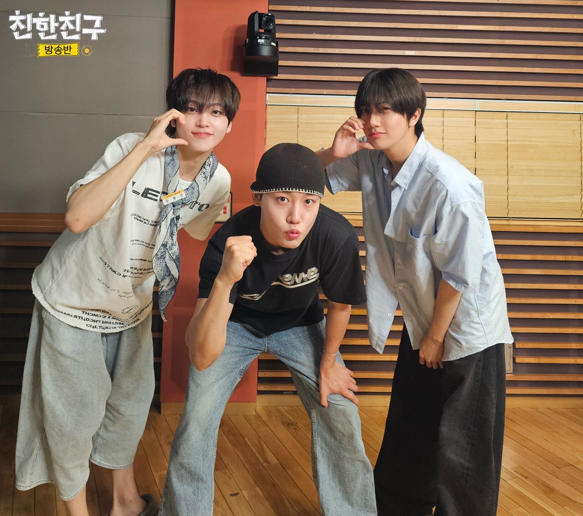 mbcbf_bf's tweet photo. 🏫친친방🏫

#친한친구방송반
#이장준 #골든차일드 @GoldenChild
#원진 #형준 #크래비티 @CRAVITYstarship

2026년 화제의 재결합 반열에 이분들도 합류합니다 
💜함원진💜&amp;💚송형준💚&amp;💛이장준💛 중엽시대 크로스!!!! https://t.co/bKU4q7LLbN