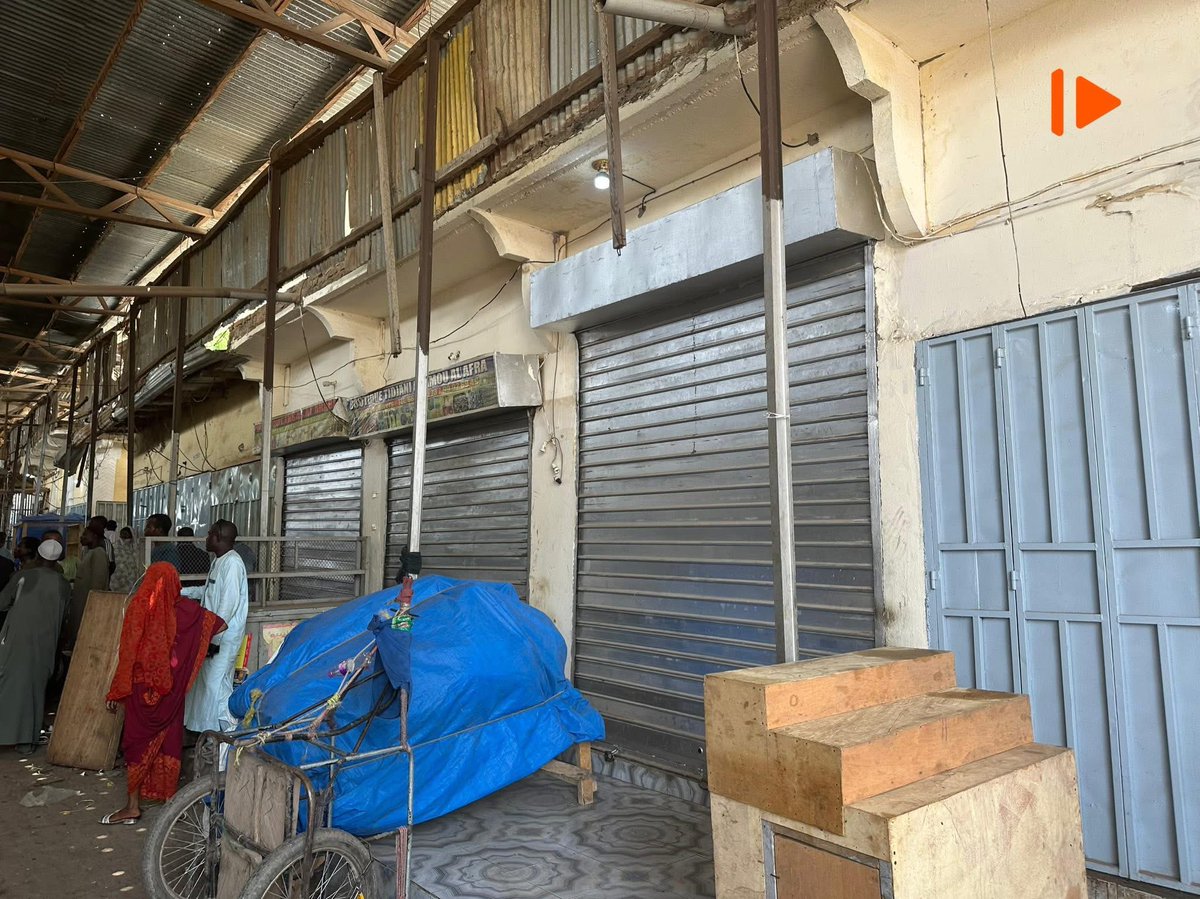 d_dougou's tweet photo. Un commerçant doit déjà faire face à de nombreuses charges : nourrir sa famille, payer la scolarité de ses enfants, le loyer de sa maison et celui de sa boutique. Lui imposer aujourd’hui un droit de place de 12 500 FCFA normalement constitue une charge supplémentaire difficile https://t.co/jpeIleLcYJ