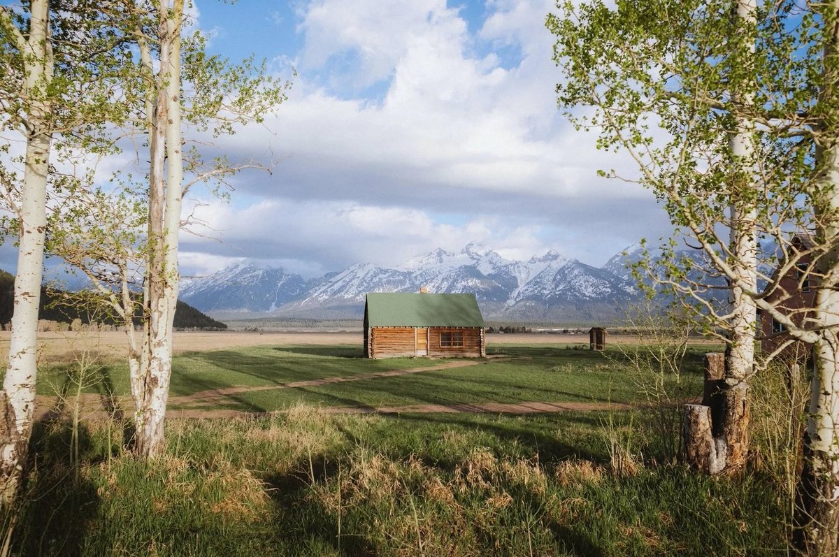 visualsofearth1's tweet photo. Mormon Row, Grand Teton National Park https://t.co/nRUQvw9BCX
