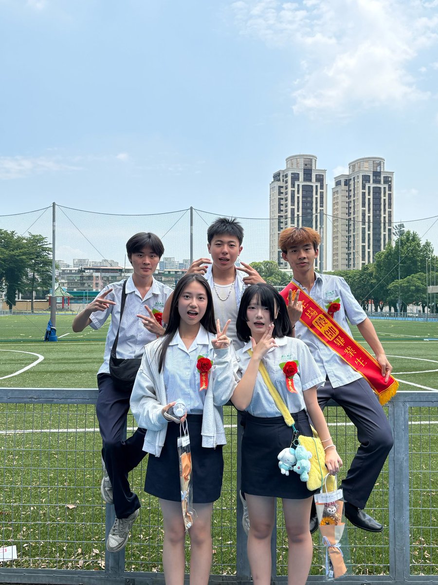 darkkowo_'s tweet photo. 這裡也發
祝我自己畢業快樂🎓 https://t.co/R7Z3EhYTKM
