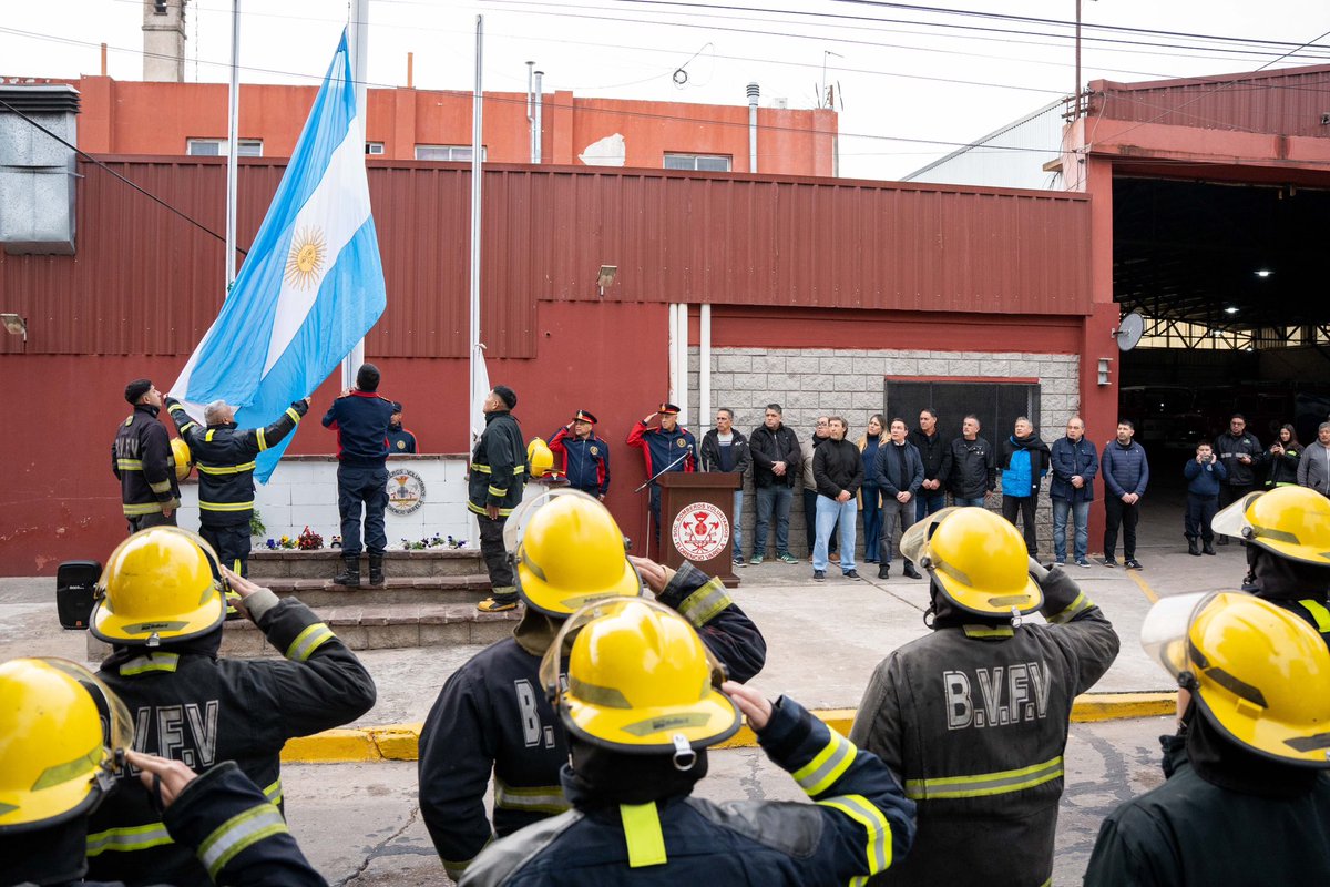 Andreswatsonok's tweet photo. 🚒 2 DE JUNIO | DÍA NACIONAL DEL BOMBERO VOLUNTARIO

En el Día Nacional del Bombero Voluntario, reconocemos a quienes con dedicación, solidaridad y un profundo sentido de responsabilidad llevan adelante una tarea fundamental para nuestro pueblo. https://t.co/PlOPTBbC2x