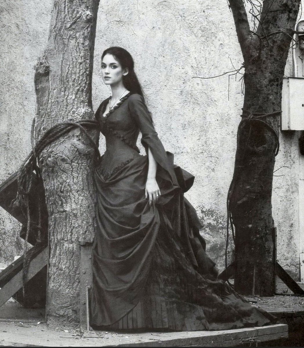 TheCinesthetic's tweet photo. Winona Ryder on the set of Bram Stoker’s Dracula (1992) https://t.co/GdAjdp4kB3