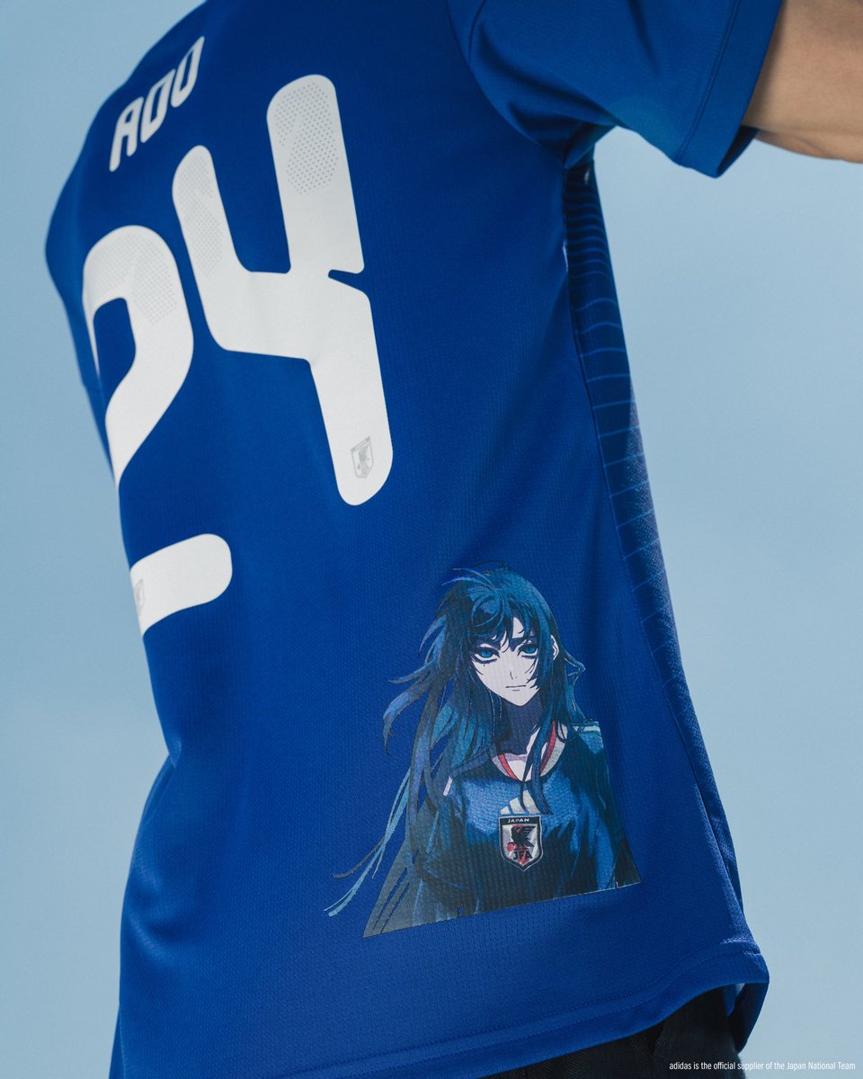 spopiashiratori's tweet photo. アディダスサッカー日本代表2026
ホームレプリカユニフォームAdo
が登場。

前面には、モチーフである青い薔薇のロゴを大胆にあしらい、背面にはAdo
のキービジュアルを配した特別仕様。サッカー日本代表を力強く後押しする一着。

6月8日（月）発売。

 #adidas
 #アディダス 
 #SAMURAIBLUE https://t.co/T00GoKbTF7