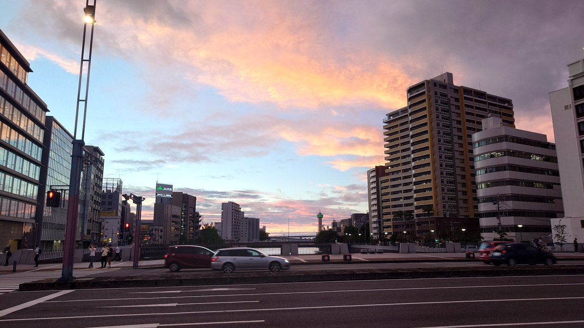 dekadrum's tweet photo. 6/2の福岡の夕方は晴れてました。
なんか空が綺麗やった。 https://t.co/TL4d0j9TyP