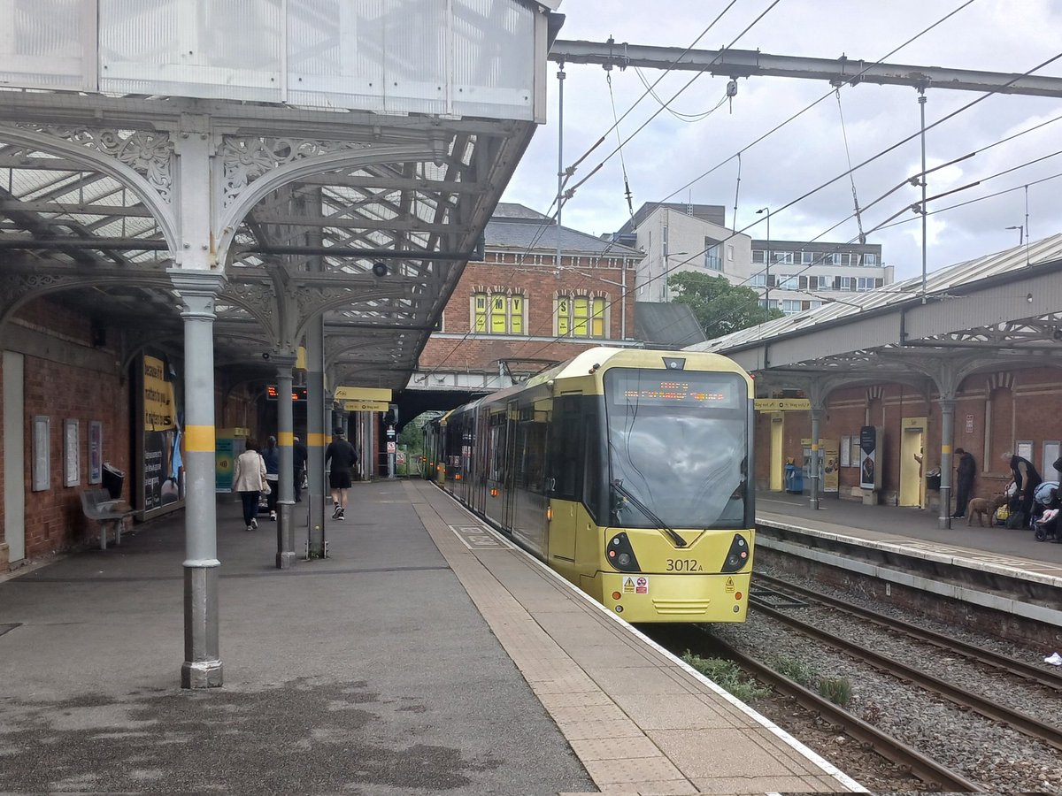 TheMadMidlander's tweet photo. Had to have a few minutes at Sale earlier, while on my way back into town :)

Having a break now, i will be back out a bit later on after rush hour has passed @BeeNetwork https://t.co/hngfVuBwEl