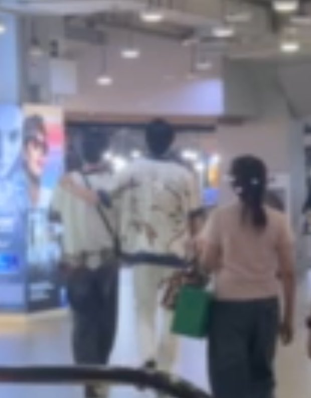 caramellatesz's tweet photo. 144P BUT YOU’RE JOSSGAWIN LAGI RANGKULAN!!! EMANG YG PACARAN BEDA YEEE, INI UDAH GA DIDEPAN FANS TAPI RANGKULAN?!! KAYA LAGI JALAN SAMBIL RANGKULAN SM PACARNYA GITU DI MALL!🫠

cr ButterTaeBear_ 

JG CONCERT PRESS TOUR
#Flex1045xJossGawinConcert https://t.co/cbzdbAAYH2