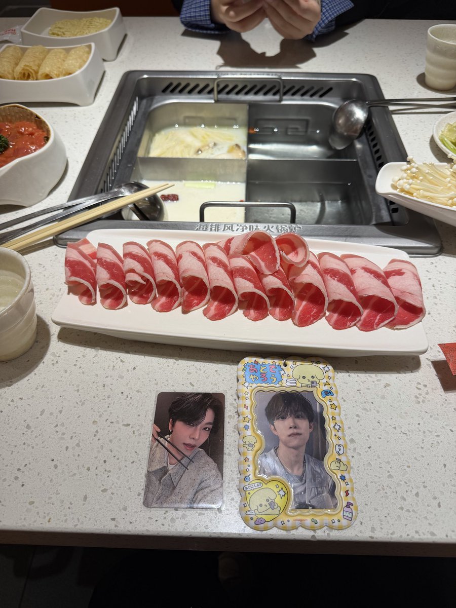 KimGeonwoon04's tweet photo. ハイディラオ行ってきた〜🎶
幕張店は在庫が少ないって電話で言われたけどまだありました！うちわはなく、後日トレカケースが郵送で届くそうです✊🏻
店内ald1の曲がずっとかかってたしたまにTWSとかZB1もかかってた笑 https://t.co/zvsj3tBMZk