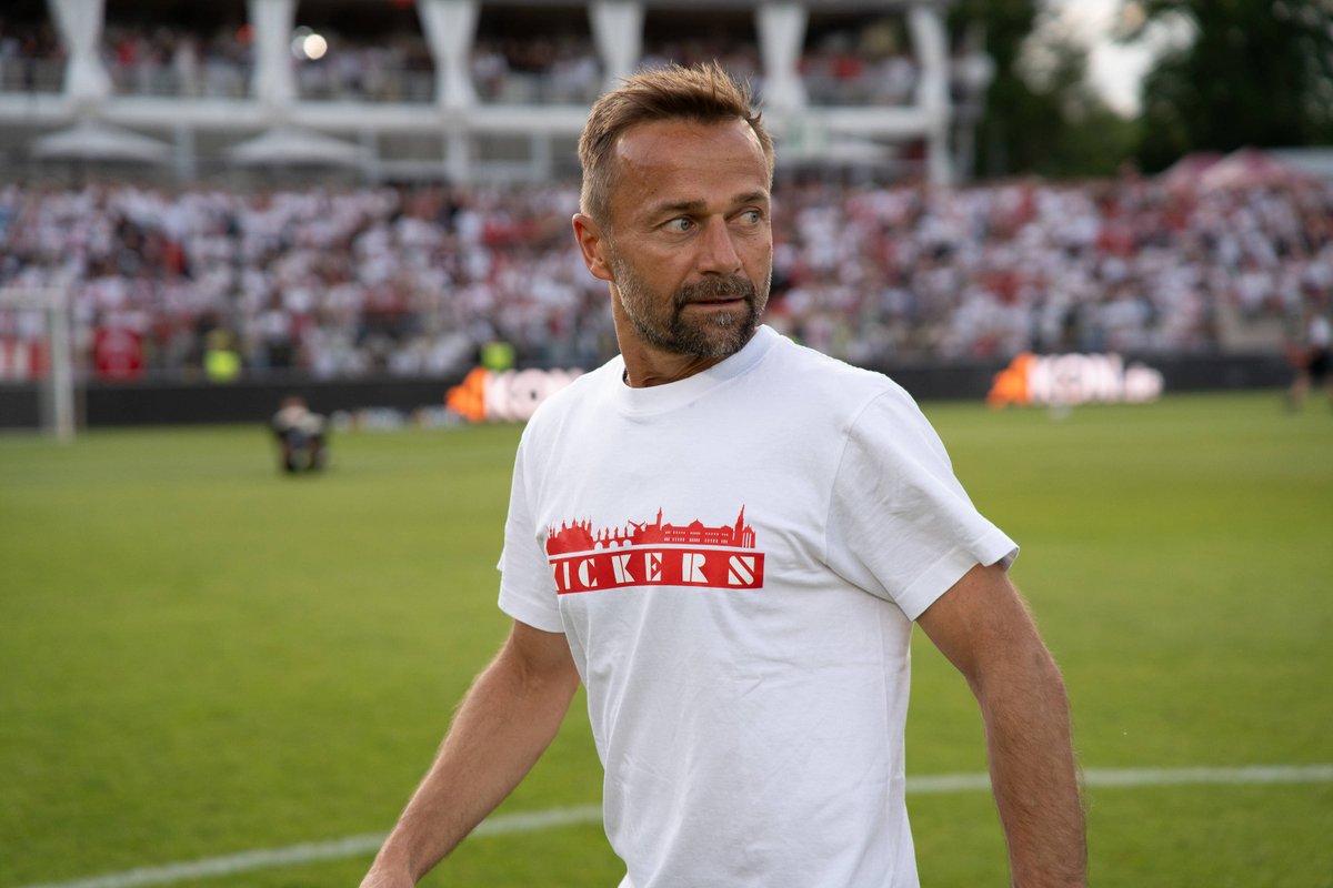 niclasborner's tweet photo. Nach dem Aufstieg der #WürzburgerKickers in die #3Liga hat sich der Vertrag von Trainer Michael #Schiele automatisch bis 2028 verlängert. Als Erstes berichtete darüber die Main-Post. https://t.co/2FRL48QJKY