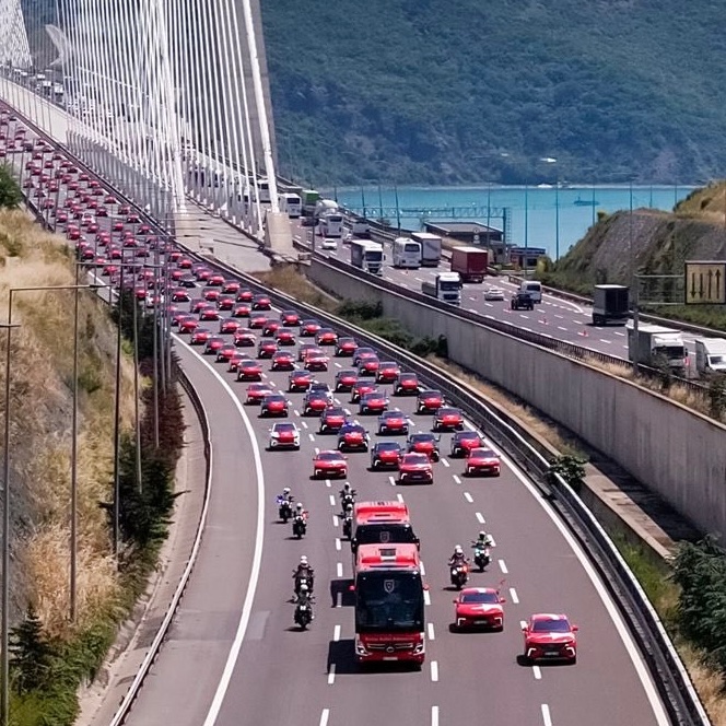 nedenttoldu's tweet photo. A Milli Futbol Takımı, Dünya Kupası'na Türk bayrakları taşıyan Togg konvoyu tarafından uğurlandı. https://t.co/UzZFAgXbWF