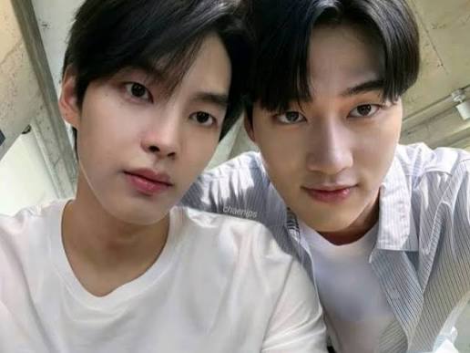 beansxooo's tweet photo. @Ouragan_0 Hong Mingi, the pic is from his current drama Doctor On The Edge, he kissed a man in Hold Me a short bl and his boyfriend is Park Yoonho <3 https://t.co/11RQ8kjNEL