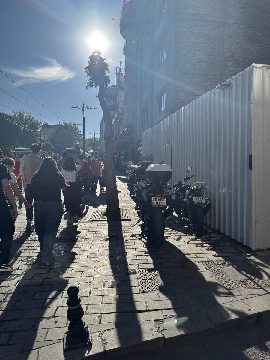koseramazann's tweet photo. Sultanahmet divanyolu caddesindeki motor işgalini daha önce defalarca bildirmemize rağmen hiçbir müdehale yapılmadı motorlardan insanlar tramvay yolundan yürüyor Sultanahmet meydanına yakışmıyor bu görüntü
@MErgun_Turan @FatihBelediye @IBBcozummerkezi @TrafikEgm https://t.co/5EDN7LBWOh