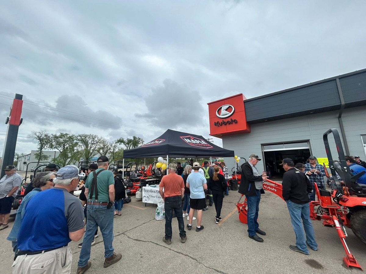 Cuts4Cancer's tweet photo. A BIG thanks to @MapleAgOutdoor for allowing our @Cuts4Cancer Local Initiatives Program to BBQ for their June 1st event!
We appreciate the help of our friends Garry &amp; Cyndie!
$1650 was raised to support this program.
Thanks to all who came out to kick off our 2026 BBQ season! https://t.co/qCPuUyhfOU