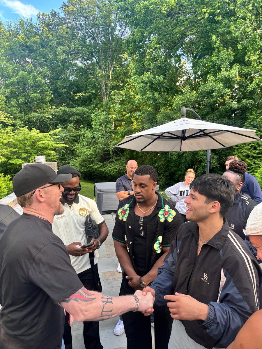 SEAL_Collective's tweet photo. Different backgrounds. Different paths. Same standard. The pursuit of excellence brings the right people together. Great conversation with athletes, entrepreneurs and leaders built on discipline, consistency and teamwork. Looking forward to what’s ahead with MAC Energy. @mchooyah https://t.co/HvXRXTofR7