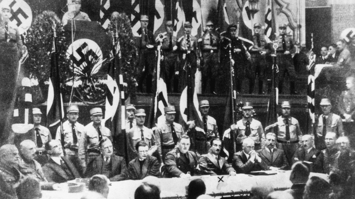 LoewenHelmut's tweet photo. Fotos: Gadamer und Heidegger, Todtnauberg, ca. 1923 — Deutsche Professoren bekannten sich öffentlich zu Adolf Hitler – auch Martin Heidegger, Leipzig, 1933.

“Heideggers Naziagitation war (…) die politische Aktualisierung jener Eigentlichkeitsfigur, die den Vereinzelten in eine höhere »Schickung« einspannt. In den posthum veröffentlichten »Schwarzen Heften« tritt später offen hervor, was in der Rektoratsrede latent vorhanden war: Antisemitismus, Ressentiment, Kulturkritik, Weltverfallsdiagnose – ein Antimodernismus, der die Moderne nicht kritisiert, um ihre Herrschaftsverhältnisse zu begreifen, sondern um hinter sie zurückzufallen. Heidegger wollte nicht Faschist sein wie ein Parteifunktionär; er wollte der Denker der »geschichtlichen Sendung« selbst werden. Seine Philosophie war nicht Opfer einer Gleichschaltung, sie brachte ihr eigenes Verlängerungskabel mit.”

~ Über das Sein in Todtnauberg: Am 26. Mai jährt sich der Todestag des Philosophen Martin Heidegger. Von Barbara Eder, jW, 23.05.2026.
https://t.co/md7FkEOx91