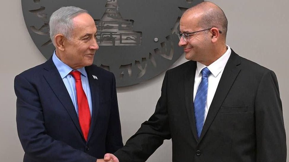 Defensa_Israel's tweet photo. Finalmente Netanyahu ha nombrado a Roman Grofman como el nuevo Director del #Mossad en sustitución de David Barnea.
🇮🇱🔥 |  #Israel
- La elección de Grofman viene siendo muy polémica y no cuenta con el respaldo del establishment de defensa de Israel pues no es un hombre que haya hecho carrera en el ambiente de inteligencia sino simplemente un hombre del entorno político de Netanyahu a quien éste ha colocado en el puesto con el dedo.
- Grofman, de 49 años, es nacido en Bielorrusia, fue General de la División 210 de Acorazados, y sirvió como Secretario Militar de Netanyahu.
- Durante los ataques de Hamas del 7 de octubre, Grofman fue gravemente herido de bala en combate y pasó meses hospitalizado y en rehabilitación.