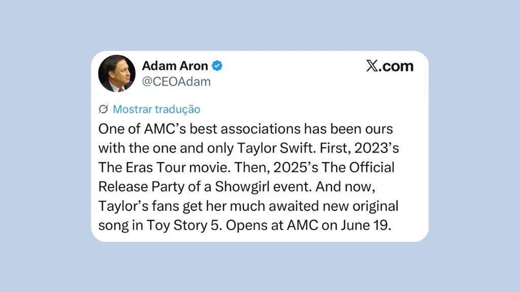 updateswiftbr's tweet photo. Adam Aron, CEO da AMC Theatres, fez duas publicações falando sobre sua parceria com Taylor Swift e destacando o lançamento da nova música original da cantora, “I Knew It, I Knew You”, presente em “Toy Story 5”.

“Uma das melhores parcerias da AMC tem sido a nossa com a única e inigualável Taylor Swift. Primeiro, o filme da “The Eras Tour” em 2023. Depois, a festa oficial de lançamento do evento “Showgirl” em 2025. E agora, os fãs de Taylor recebem sua tão aguardada nova música original em “Toy Story 5”. Estreia na AMC em 19 de junho.”

“Tenho muito orgulho de ser um swiftie. Mais uma vez, Taylor encantará o público em nossos cinemas.”