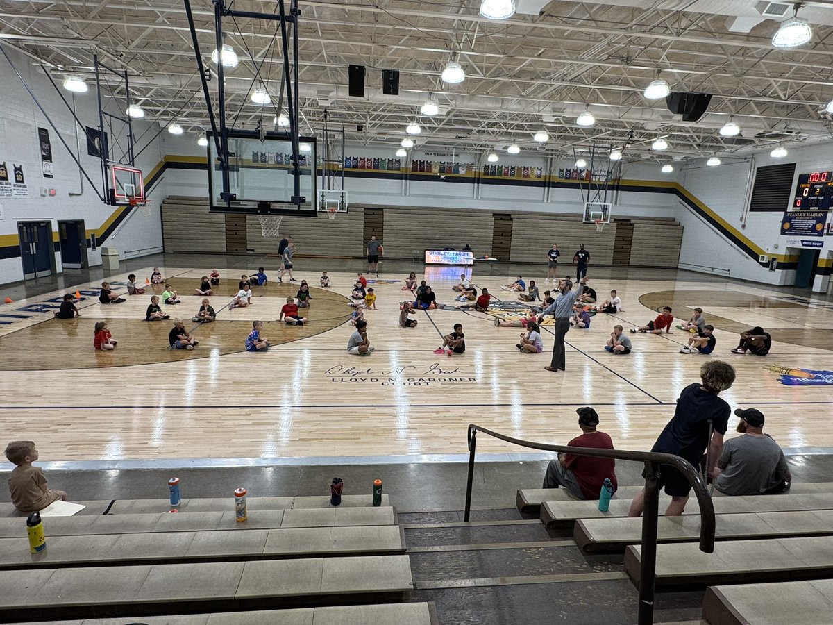 kyle_pomeroy's tweet photo. Grateful to be part of Fairdale Basketball Camp this week! Thanks to Coach Stinnett for inviting FCA to invest in these young athletes, and to @mattymo10 for sharing an encouraging message. It was great to see so many student-athletes learning, competing, and growing together. https://t.co/s8qVdnXzbV