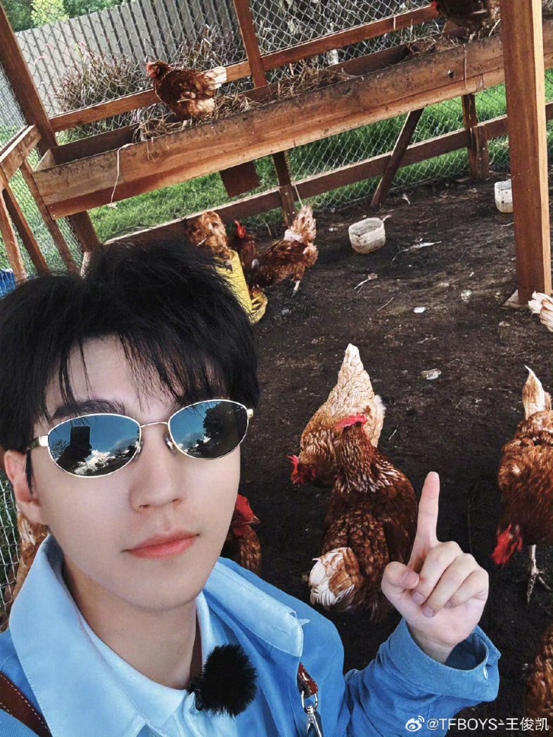 tfboys_rinda's tweet photo. เลิกงานละเด้อ!!

อ้ายบ่าวจีนเปิ้นปิกบ้านละ คงกึดเติงหาขนาด

（ปล. IP 泰国）

#ไดอารี่จุนไค #王俊凯中餐厅 10 #KarryWang 
👉王俊凯 Weibo update https://t.co/wjvFxMwJRz