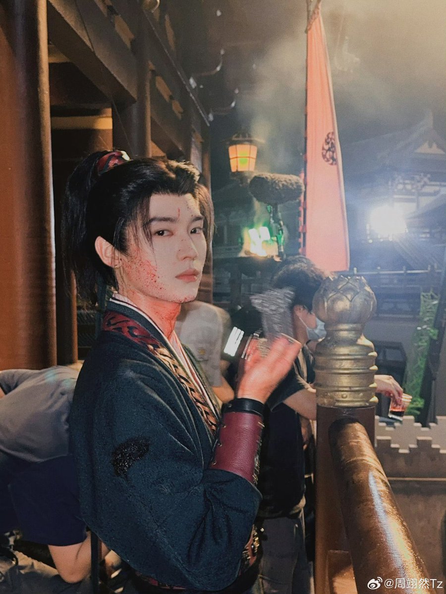 JisooPrintt's tweet photo. I just keep staring at him every time he’s on the screen, he’s so good looking my god #Ashestocrown https://t.co/XAmepteERQ