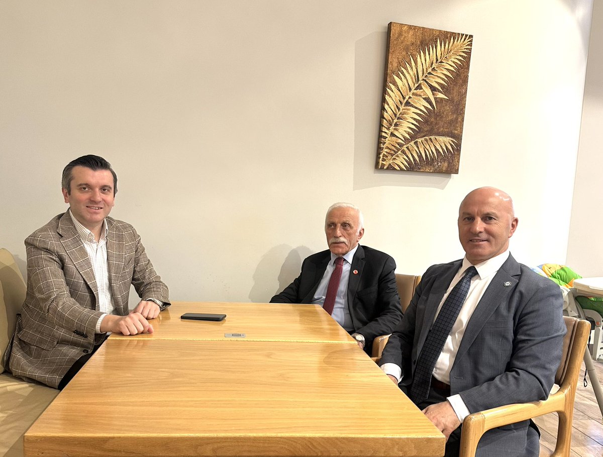 timef_'s tweet photo. Önceki dönem Dışişleri, Aile ve Sosyal Hizmetler Bakan Yardımcısı, Büyükelçi Sn. @yavuzselimkiran ’ı Sn. @hasbikiyakli ile Hac dönüşü ziyaret ettik. Misafirperverliklikleri, Kabe hurması ve Zemzem ikramları için teşekkür ederiz. Allah hac ibadetini makbul, niyetlerini kabul etsin https://t.co/MZB1DF7K3s