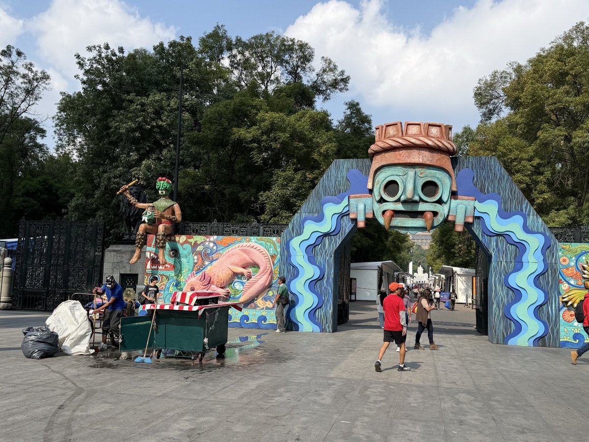 un_vecino's tweet photo. La Puerta de los Leones no debería ser un tianguis. La permisividad de las autoridades ya es parte del problema.

@AlcaldiaMHmx @BlindarMH @ChapultepecCDMX @SECGOBcdmx @GobCDMX @ClaraBrugadaM https://t.co/KDgMJAM6jG