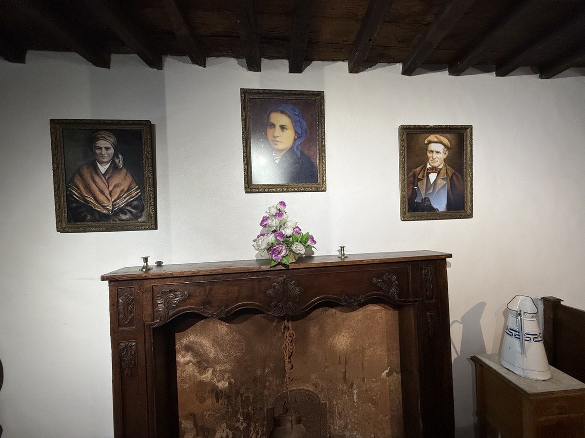 FreiGilsonCMES's tweet photo. Hoje tive a graça de visitar, pela primeira vez, a casa onde Santa Bernadette nasceu e viveu por muitos anos com a sua família.

Santa Bernadette, a vidente de Lourdes, cresceu neste lugar tão simples, mas tão cheio da presença de Deus. E foi muito especial rezar pelas famílias dentro desta casa.
A própria família de Bernadette costumava chamar este lugar de “a casa da felicidade”, porque, mesmo em meio às dificuldades, ali eles viviam unidos e felizes.
Hoje rezei por todas as famílias. Que Deus fortaleça os lares, aumente o amor entre pais e filhos e faça de cada casa um lugar de paz, fé e felicidade. 🙏