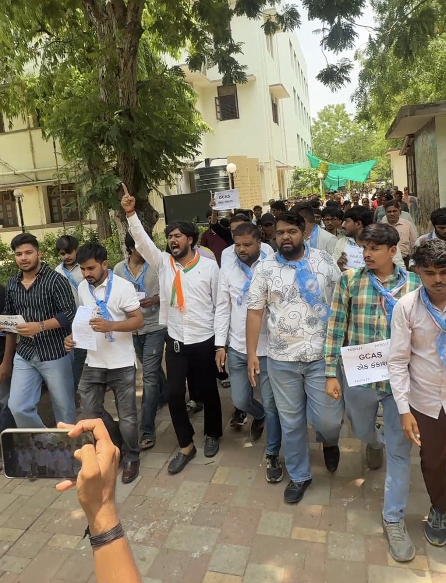 Cm_darji's tweet photo. सेंट जेवियर्स कॉलेज और GCAS के विवाद में हजारों छात्र और अभिभावक पिस रहे हैं। आज NSUI गुजरात द्वारा किए गए उग्र आंदोलन के बाद कॉलेज प्रशासन ने 8 जून तक का समय मांगा है।
हमारा स्पष्ट कहना है: संस्थाओं के आपसी विवाद में छात्रों का भविष्य बर्बाद नहीं होना चाहिए। अगर 8 तारीख के बाद छात्रों के हित में निर्णय नहीं हुआ, तो आंदोलन और भी उग्र होगा। ✊🛑
#NSUI #Gujarat #Ahmedabad #StXaviersCollege #GCAS #StudentRights #JusticeForStudents 
@IG_Gohil_ 
@VinodJakharIN @nsui @NSUIGujarat @nilusolankinsui @INCGujarat @INCIndia @kcvenugopalmp @RahulGandhi