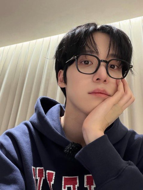 pinkbvngi's tweet photo. yh’s been all in his head. mg’s been calling him to come over and complaining about how shitty he’d been treated while yh sits there secretly wishing with everything he has that he was that someone else instead.
one night, he finally had enough. + https://t.co/dw87KsSGNJ