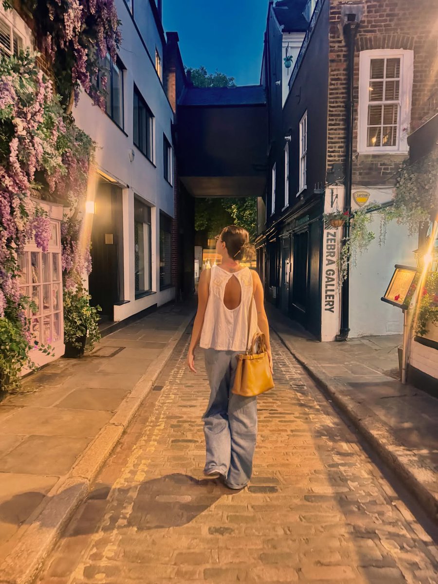 SelenaFanClub's tweet photo. Strutting into summer 🌞🌻 https://t.co/XPnW3TLGX5