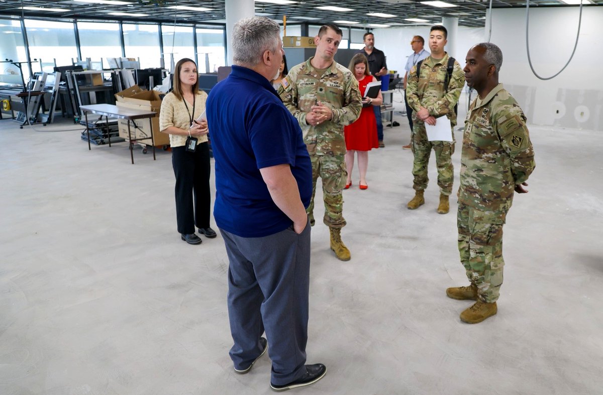 SwdUsace's tweet photo. KEEPING COMMERCE MOVING. #USACE Galveston District helps keep #GulfCoast commerce moving while supporting military readiness and reducing risk to communities. During a recent visit, MG Kelly praised the team's resilience and reinforced the district's importance to our nation. https://t.co/Y7gTv4Hq5Y