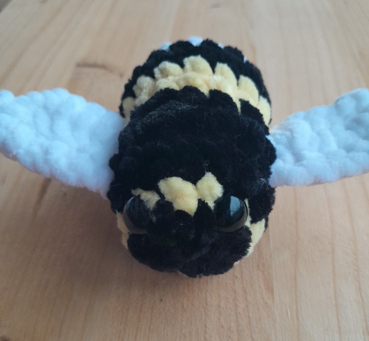Mondgesang's tweet photo. Hm, doch gar nicht so einfach. Eine erste Hummel ist fertig (@laufmaedel ). Die sollte aber nicht einfach wie ein recolor von meinen Minibienchen aussehen, nur mit weißem Popo. Müsste da länger an nem Pattern arbeiten, wenn ich da mehr von machen wollte lol https://t.co/aBncgYAfzA
