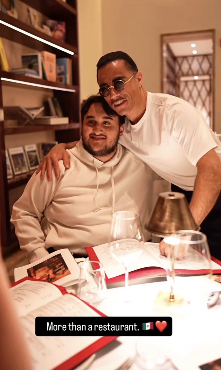 MemoSalinas's tweet photo. Jesús Ernesto “El ChocoFlan” 🍮 López; hijo del ex presidente “austero” de México Andres Lopez Obrador, fue a la inauguración privada del restaurante @nusr_ett en CDMX donde sirven filetes de res con oro y cortes de carne de más de 4 mil pesos. (Le duraron mucho esos $200 pesos en la cartera) 🐀💵 

Cuánta sal se necesita para bañar a éste puerquito adobado digo adorado 🐷
🤣🤜