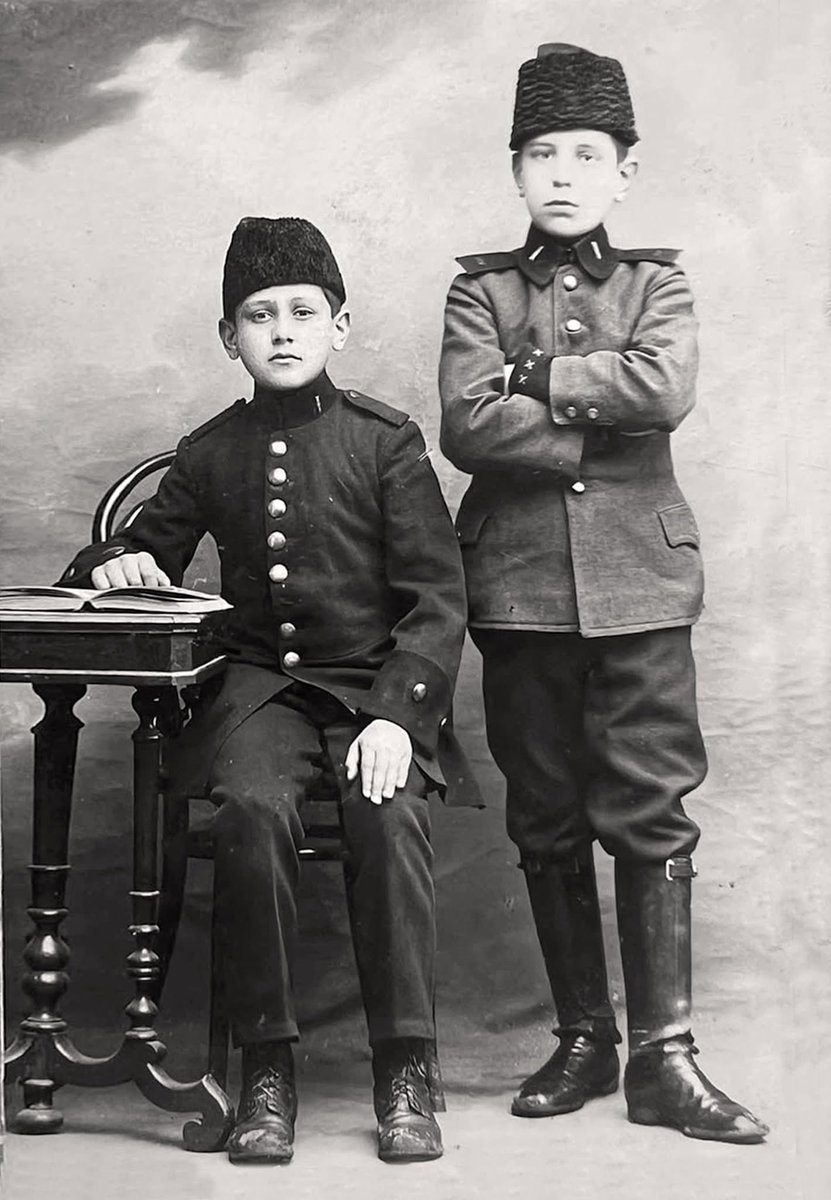 KadirTrkerGeer's tweet photo. 1908-1922 yılları arası Askeri Lise birinci sınıf öğrencileri. Oturan harici lacivert setre giymiş, ayaktaki ise haki dahili kıyafetle. Daha o yaştaki duruşlarıyla bile üniformayı çok iyi taşıyorlar. https://t.co/R3IMfQpjEP