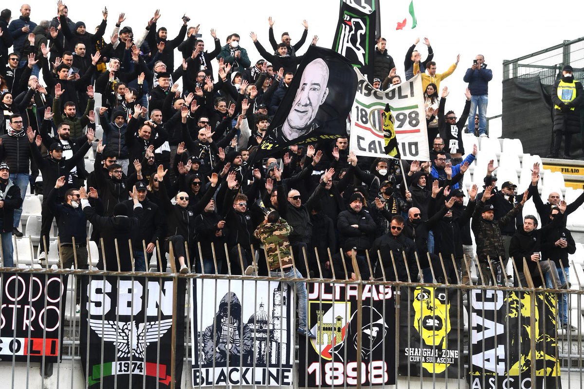 ultras1899_'s tweet photo. Conséquence grotesque : un #tifoso d'#Ascoli, résidant en Lombardie, se voit refuser le droit d'assister au match simplement parce qu'il a décidé de prendre la #tessera. Ironiquement, ceux qui ont respecté les règles du système sont les seuls à être pénalisés par ce même système. https://t.co/aKFHgsYIwK