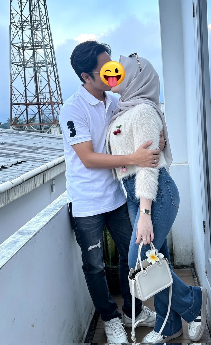 Maccan_27's tweet photo. Temennya hubby yg nakal, aku di Bawak ke balkon belakang 🤭😅 https://t.co/iYndeCEob5