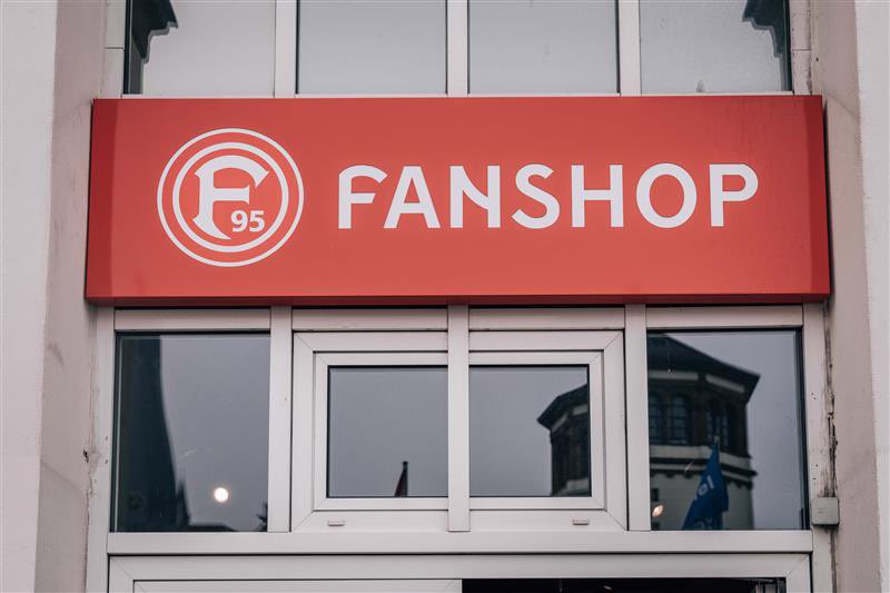 F95_jp's tweet photo. ℹ️ 6月3日（水）はクラブ内でのイベントがあるため、ファンショップのアルトシュタット店とユースアカデミーセンター店は15:00で閉店となります🙇🏻‍♂️

木曜日は祝日、金曜日から通常通り開店となります🙌🏻

#フォルトゥナ | 🔴⚪️ https://t.co/wMzFH3SErm