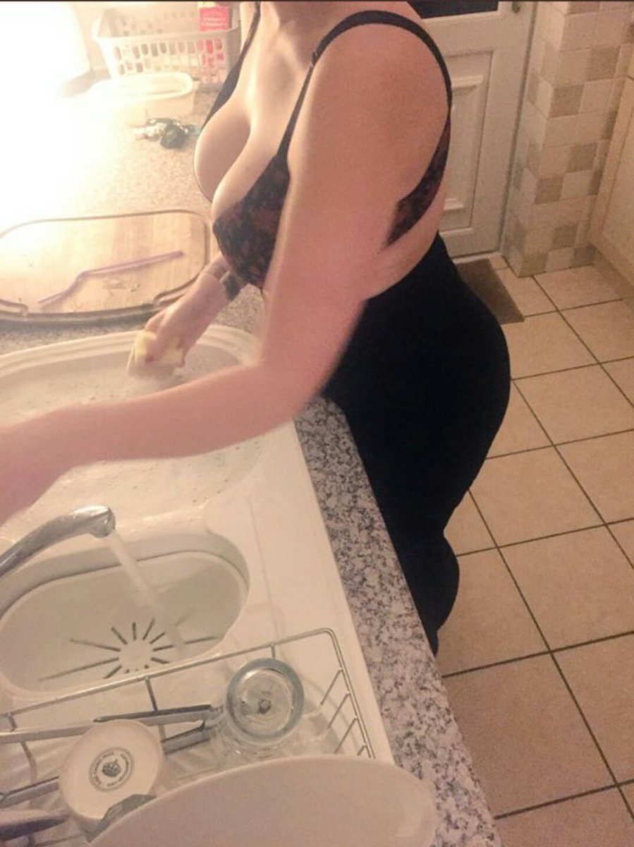 CuckyHornyBoy's tweet photo. Annem arkadaşım gelince bize böyle yemek hazırlıyor 🙃
#cuckson #myfriendshotmom #milf #hotmom #incestoconmamá #ensestpaylasım #ensestsikiş #cuckoldtürkiye #cucktwt #annemisikin https://t.co/hM2rkLGxRQ